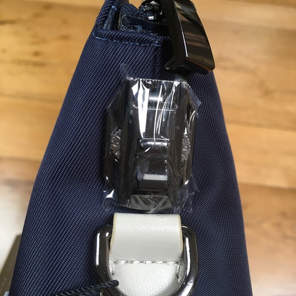 Numinous London Smart City Laptop Bag, Includes Smart Device Charger, New - Picture 4 of 7